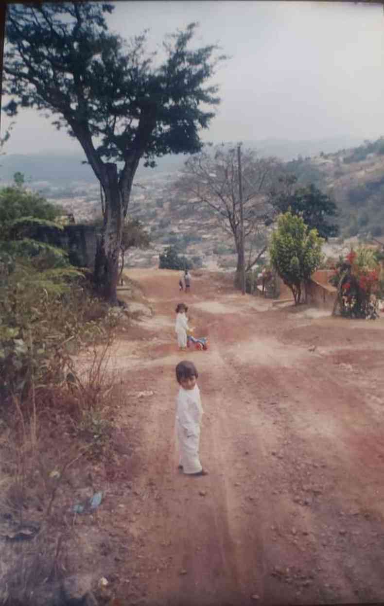 Foto mostra rvore em 2003. Uma das crianas  moradora que hoje est na linha de frente da defesa do Pau-de-leo.(foto: Ong Macaca/Divulgao)