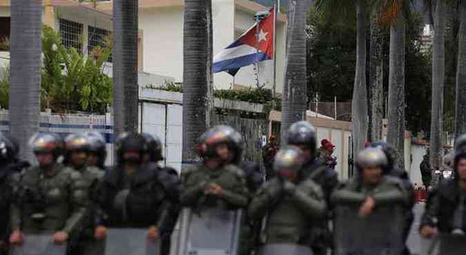 Polcia faz reforo em frente  embaixada cubana, alvo de protestos do dia(foto: REUTERS/Tomas Bravo)