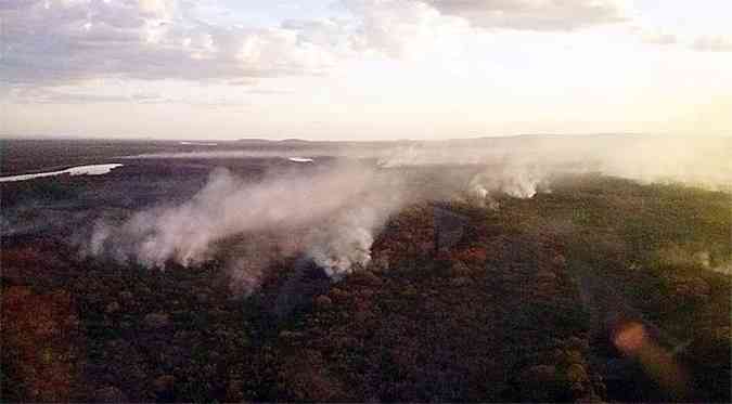Imagem area mostra o incndio que atinge a APA Serra do Sabonetal, no Norte de Minas(foto: Sistema Estadual do Meio Ambiente e Recursos Hdricos / Divulgao )