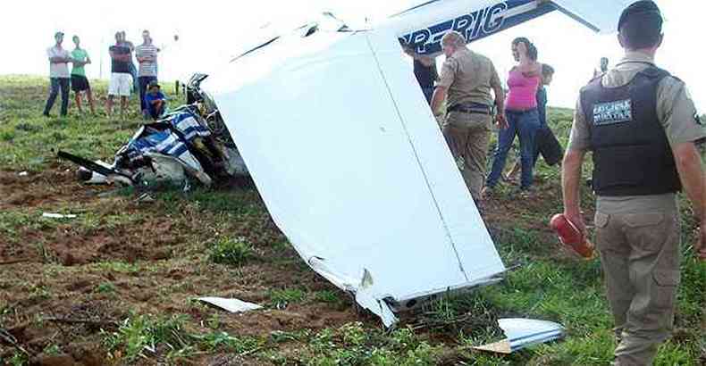 A cabine da aeronave ficou completamente destruda(foto: Polcia Militar/Divulgao)