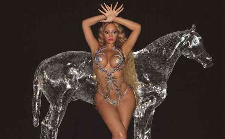 Beyonce, com figurino que deixa  mostra seu corpo, tem os braos para o alto e est em frente a um cavalo de vidro em foto de divulgao do disco Renaissance