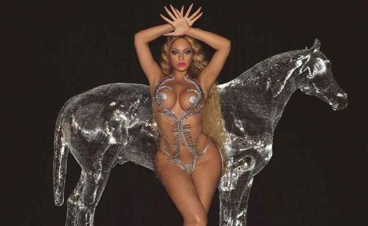 Beyonce, com figurino que deixa  mostra seu corpo, tem os braos para o alto e est em frente a um cavalo de vidro em foto de divulgao do disco Renaissance