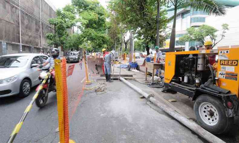 Prevista para terminar em outubro, a interdio na avenida dever durar at dezembro. Sudecap afirma que perodo chuvoso dificulta andamento do projeto(foto: Beto Novaes/EM/DA Press)