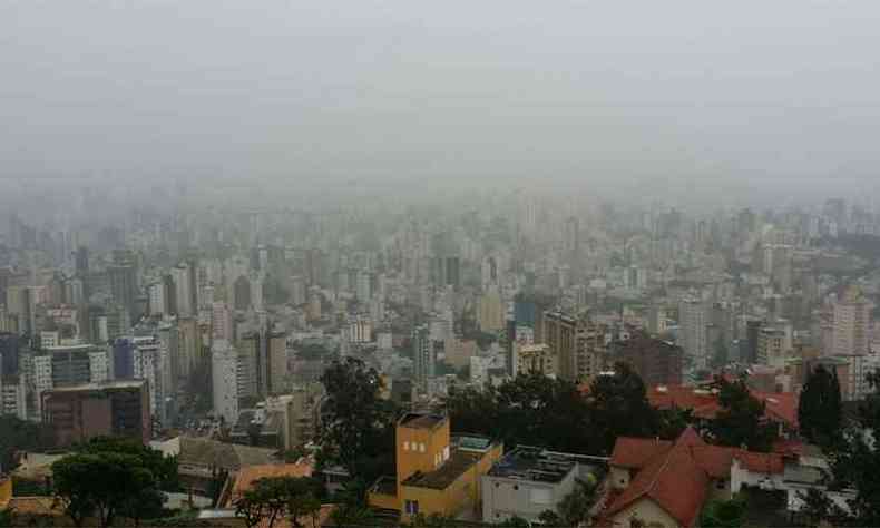 Vista da neblina em Belo Horizonte no mirante da Avenida Bandeirantes(foto: Paulo Filgueiras/EM/DA Press)