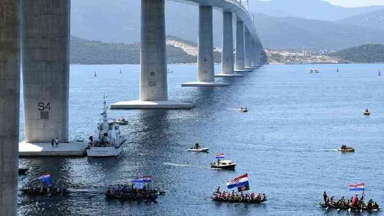 Embarcações croatas participaram da inauguração da ponte