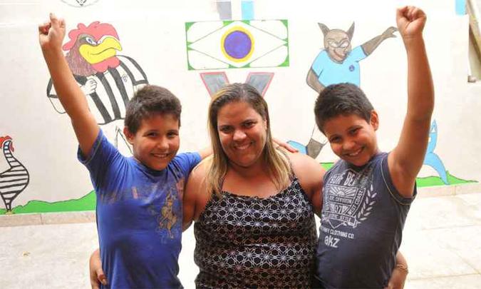 Silmara com os gêmeos que superaram doença e festejam o aniversário pela primeira vez no Dia das Mães: 'Muitas vezes tivemos que juntar nossos cacos(foto: Jair Amaral/EM/DA Press) Silmara com os gêmeos que superaram doença e festejam o aniversário pela primeira vez no Dia das Mães: 'Muitas vezes tivemos que juntar nossos cacos(foto: Jair Amaral/EM/DA Press)