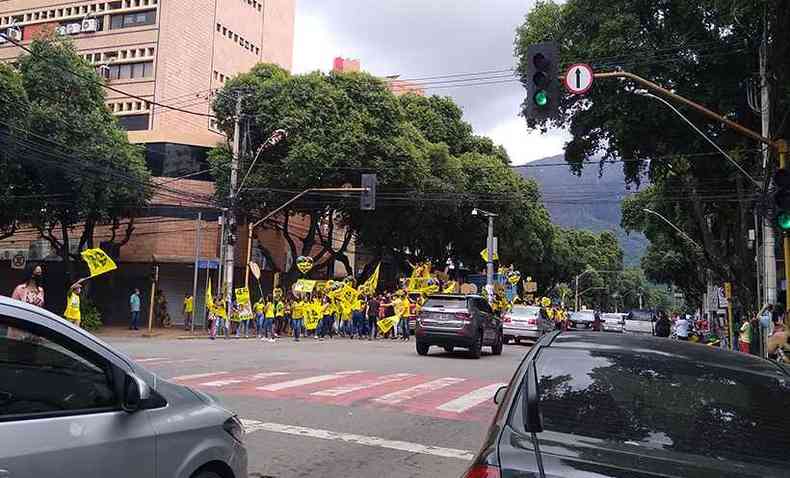 O grupo amarelo, carregando o nmero 45, promete ficar nas ruas at 21h45 pedindo votos para Andr Merlo(foto: Tim Filho)