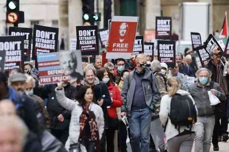 Julian Assange, fundador do WikiLeaks em meio a multido durante protesto a seu favor 