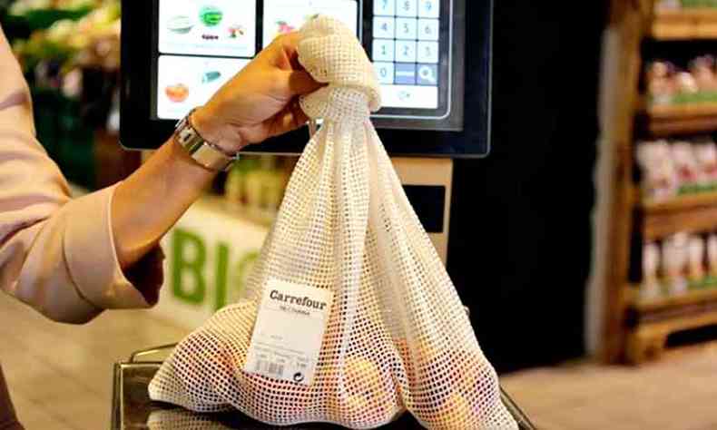 Na Espanha, a rede de supermercados Carrefour disponibiliza sacolas de algodo para os clientes (foto: Carrefour/Divulgao)