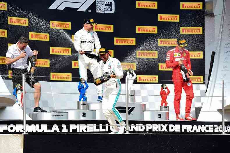Pela sexta vez em oito corridas na temporada, Hamilton (C) terminou na frente(foto: Boris Horvat/AFP)