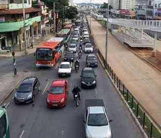 Trnsito ficou lento na Av. Cristiano Machado(foto: Sidney Lopes/EM/D.A.Press)