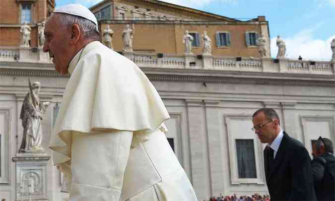 Anrig caminha prximo ao Papa Francisco durante missa na Praa So Pedro, em 27 de agosto(foto: AFP PHOTO / VINCENZO PINTO )