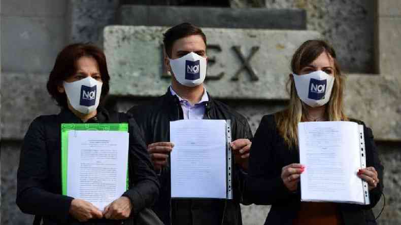 Membros do Noi Denunceremo mostram as queixas formais que apresentaram  Justia em Bergamo(foto: AFP)