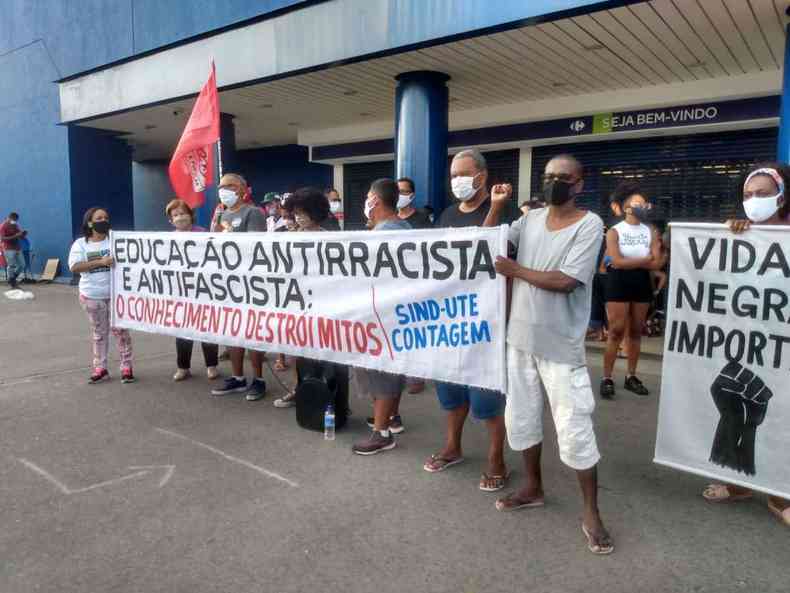 Manifestantes foram ao Carrefour de Contagem protestar contra a morte de Joo Alberto, cliente negro assassinado por seguranas da rede(foto: Twitter/Reproduo)