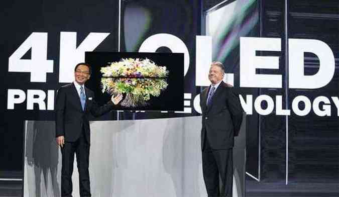 Kazuhiro Tsuga, presidente da Panasonic, e Joe Taylor, executivo para a Amrica do Norte, apresentam opo da empresa 4K de 56 polegadas(foto: Rick Wilking/Reuters)