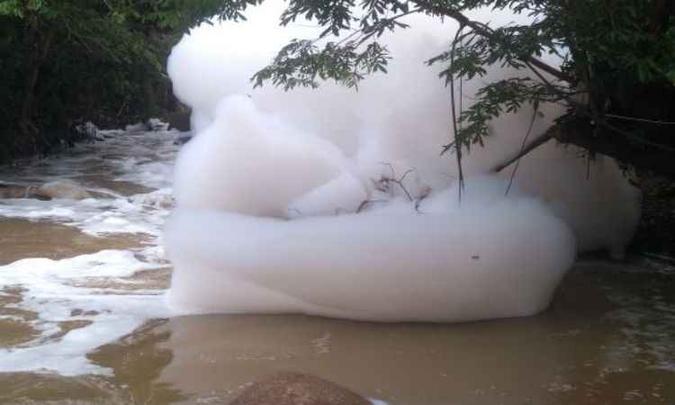 Espuma é visto no Rio São João(foto: Reprodução/WhatsApp) Espuma é visto no Rio São João(foto: Reprodução/WhatsApp)