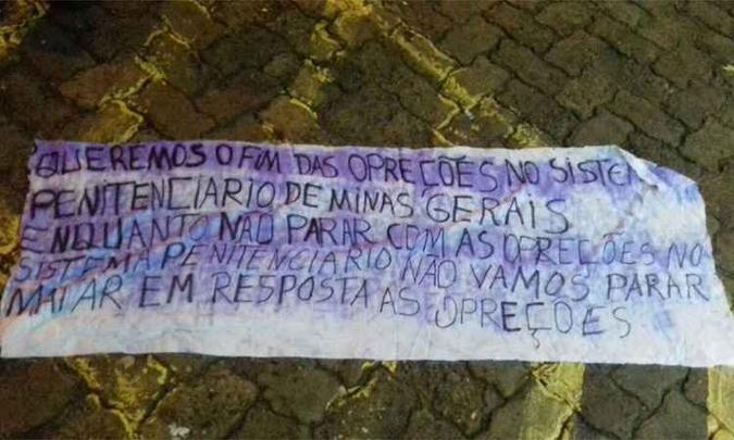 Em Uberaba, grupo invadiu agência e deixou cartaz intimidatório criticando condições carcerárias(foto: PM/Divulgação) Em Uberaba, grupo invadiu agência e deixou cartaz intimidatório criticando condições carcerárias(foto: PM/Divulgação)