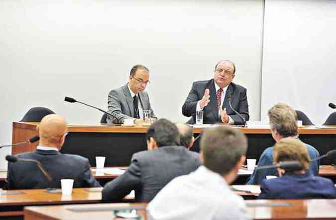 A elaborao da PEC foi discutida por grupo de 15 deputados, sob o comando de Cndido Vaccarezza (D) (foto: Zeca Ribeiro/Agncia Cmara - 10/10/13)