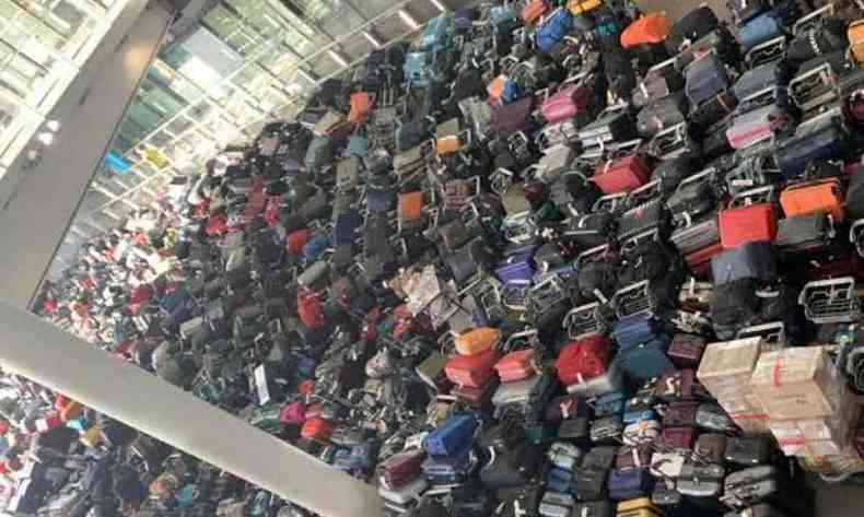 Malas na rea de bagagens do aeroporto de Londres 