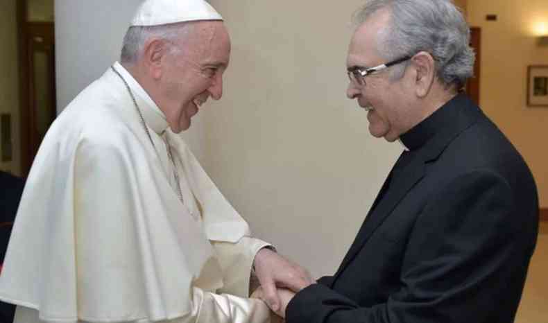 Papa Francisco cumprimenta Padre Zezinho