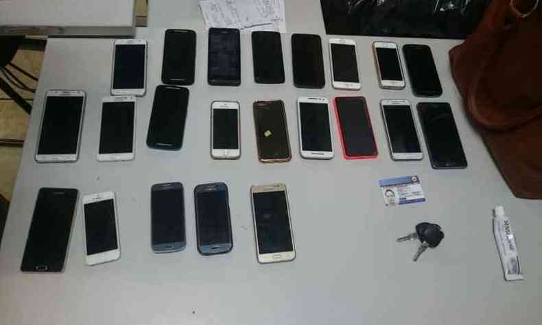 PM conseguiu recuperar cerca de 30 aparelhos(foto: Polcia Militar/Divulgao)