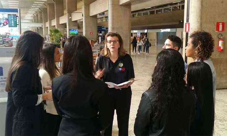 Aeroporto de Confins: advogada Luciana Atheniense (C) instrui fiscais(foto: Edésio Ferreira/EM/D.A Press)
