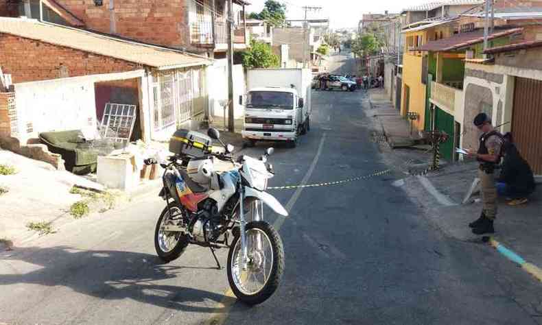 Rua foi isolada pela Polcia Militar e a percia da Polcia Civil foi chamada(foto: Tiago Rodrigues/Divulgao)