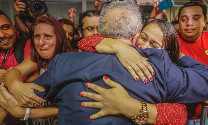Lula abraçou várias pessoas que choravam por sua iminente prisão(foto: Ricardo Stuckert) Lula abraçou várias pessoas que choravam por sua iminente prisão(foto: Ricardo Stuckert)