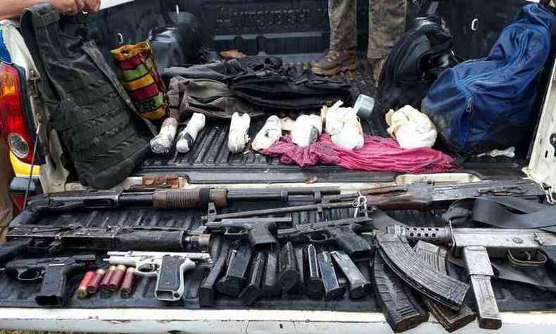 Criminosos foram encontrados em matagal com armamento pesado(foto: Polcia Militar/Divulgao)