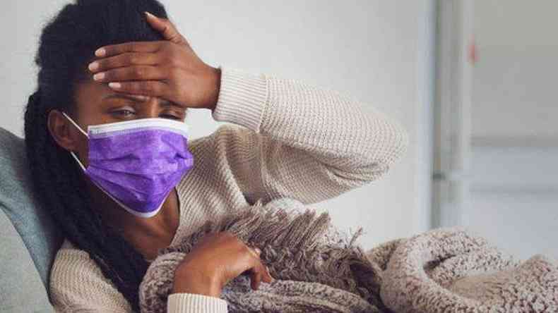 Sintomas comuns da covid-19 so: febre, tosse, dor de garganta e/ou coriza, perda de olfato ou paladar, dor de cabea, cansao e falta de ar(foto: Getty Images)