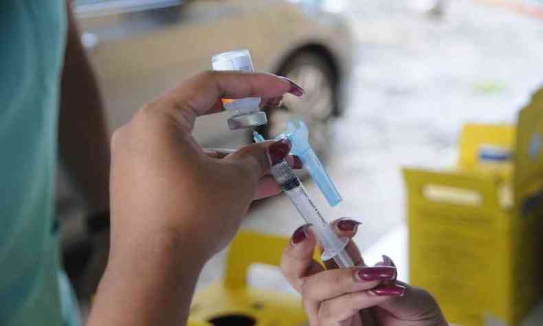 Especialistas acreditam que caso o pas continue no ritmo lento de vacinao, s vai alcanar a imunidade coletiva em janeiro de 2022 (foto: Juarez Rodrigues/EM/D.A Press)