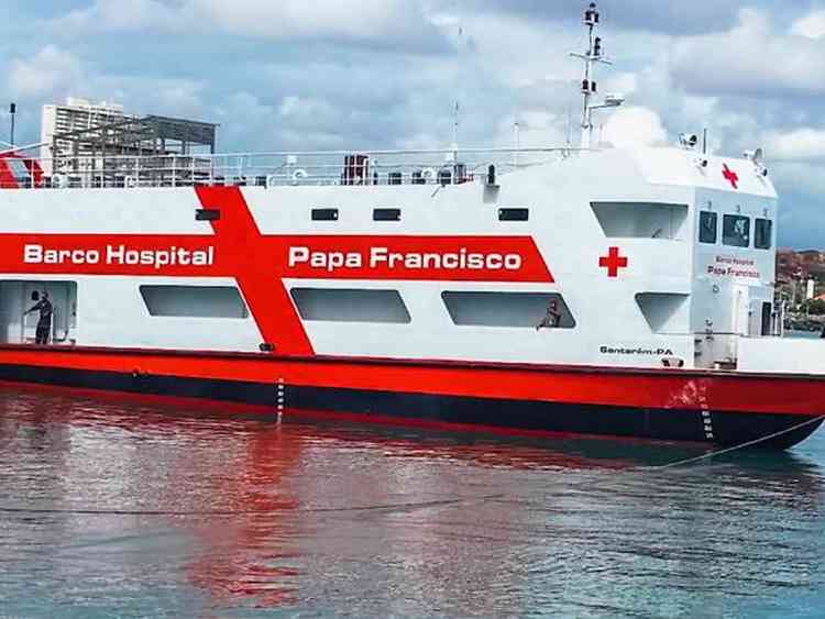 Barco branco e vermelho