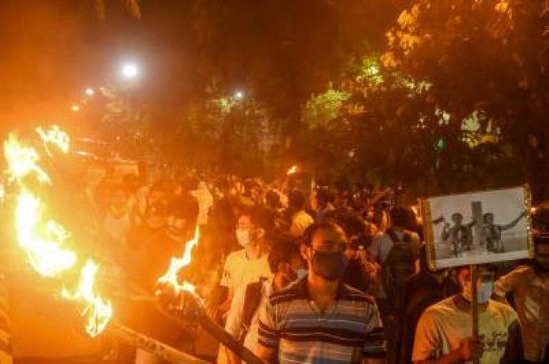 Estudantes carregam tochas enquanto gritam palavras de ordem contra a violência sexual no país, em Calcutá, em 7 de outubro passado: uma mulher indiana é violentada a cada 18 minutos(foto: Dibyangshu Sarkar/AFP) Estudantes carregam tochas enquanto gritam palavras de ordem contra a violência sexual no país, em Calcutá, em 7 de outubro passado