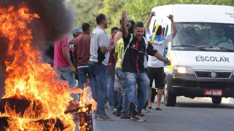 Contra o preo do combustvel, manifestantes atearam fogo em pneus para fechar via em Braslia, em 2018(foto: Fabio Pozzebom / Agncia Brasil )