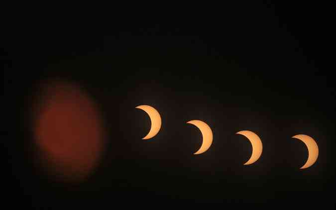 O eclipse solar 'anular', quando a Lua se sobrepe ao Sol e cria um 'anel de fogo', pde ser observado de vrias regies do Brasil e do mundo neste sbado (14/10). Essas fotos foram feitas nos Estados Unidos, Panam, Porto Rico, Costa Rica e Nicargua. PATRICK T. FALLON / AFP LUIS ACOSTA / AFP RICARDO ARDUENGO / AFP EZEQUIEL BECERRA / AFP PACO BRONX / AFP OSWALDO RIVAS / AFP