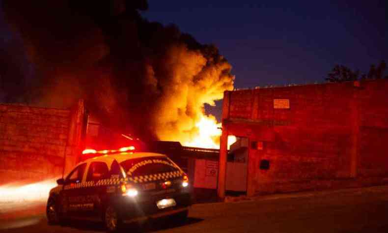 Incndio inciou dentro da fbrica em Betim(foto: Jorge Lopes/Esp.EM/DAPress)