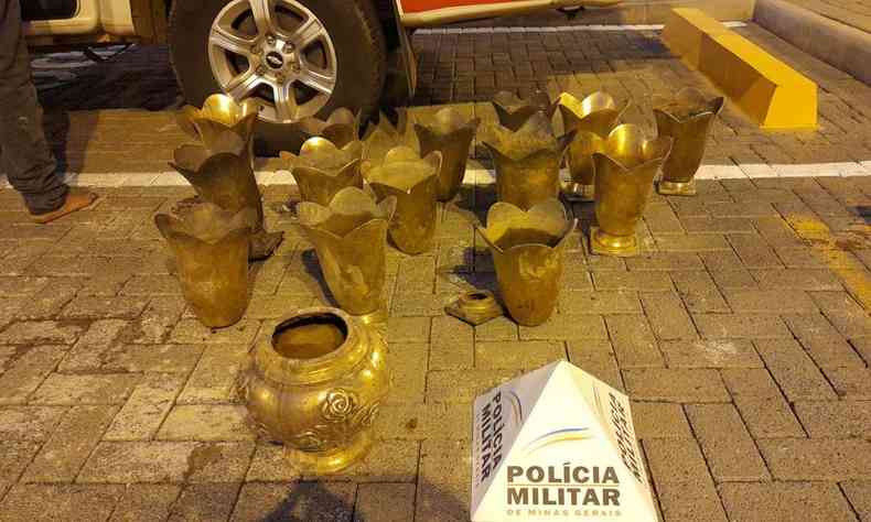 vasos de cobre que haviam sido furtados de cemitrio