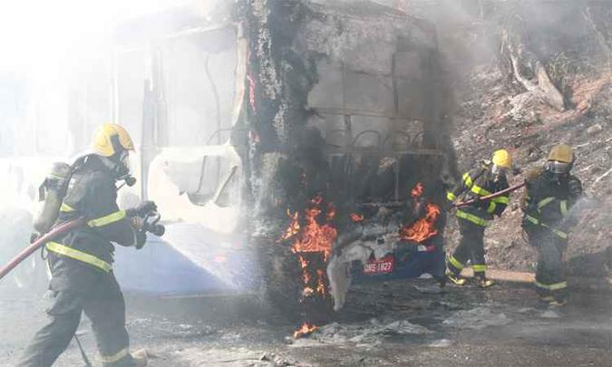 Uberaba - Sequência de incêndios começou no domingo e se espalhou ontem por vários pontos de Minas, com modo de ação semelhante (foto: Jairo Chagas/Jornal da Manhã) Uberaba - Sequência de incêndios começou no domingo e se espalhou ontem por vários pontos de Minas, com modo de ação semelhante (foto: Jairo Chagas/Jornal da Manhã)