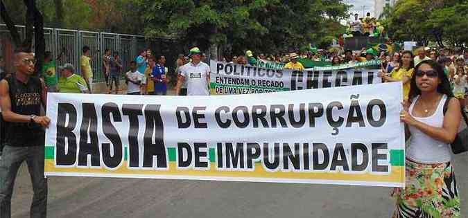 Moradores de Montes Claros protestam contra corrupo (foto: Luiz Ribeiro/DA Press)