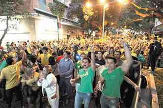 Praa da Savassi recebe a maioria dos torcedores que assistem  Copa em BH (foto: Tulio Santos/EM DA Press)