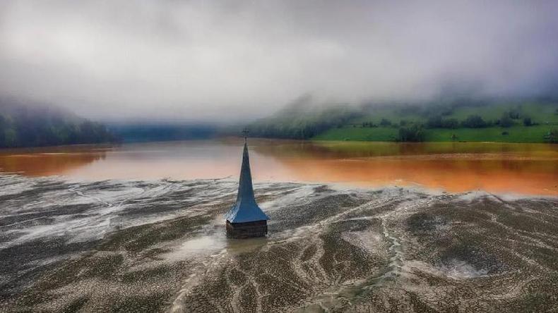 Igreja em local inundado