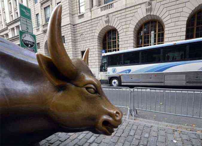 nibus leva pessoas ao trabalho em Wall Street(foto: AFP PHOTO / TIMOTHY A. CLARY )