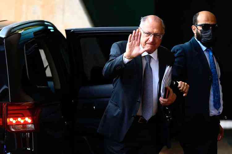 Geraldo Alckmin acena ao sair de carro 