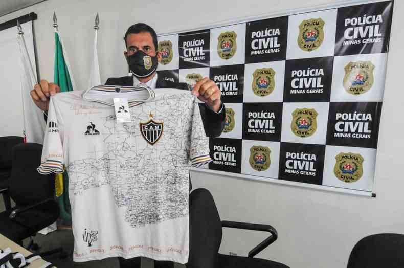 O delegado Magno Oliveira apresentou, durante coletiva, as camisas falsas apreendidas(foto: Leandro Couri/EM-DA Press-Belo Horizonte/MG)