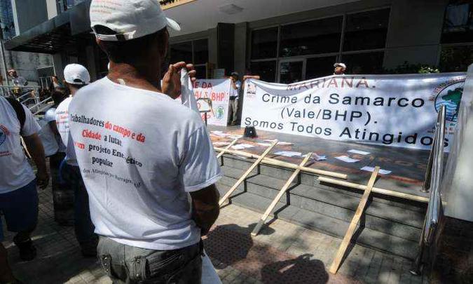 Os integrantes do protesto levaram faixas e cartazes com mensagens contra a suspensão judicial(foto: Beto Novaes/EM/D.A.Press) Os integrantes do protesto levaram faixas e cartazes com mensagens contra a suspensão judicial(foto: Beto Novaes/EM/D.A.Press)