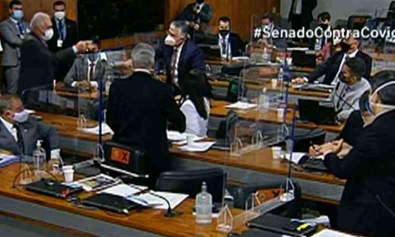 Otto Alencar precisou ser acalmado por colegas durante a discusso com Marcos Rogrio(foto: Reproduo/YouTube TV Senado)
