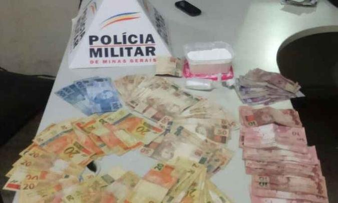 Dinheiro e drogas foram apreendidos com homem e mulher na base da quadrilha(foto: PMMG/Divulga��o)