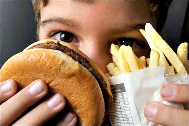  Alimentos processados podem ser um dos fatores da obesidade, por serem tambm de preos mais baixos (foto: Marcello Casal Jr./Agncia Brasil )