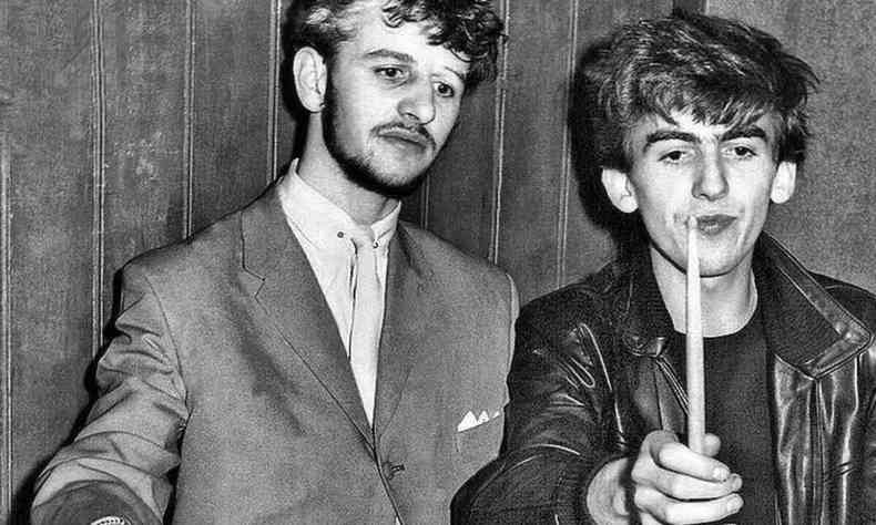 Em frente  bateria, o jovem baterista Ringo Starr est ao lado de George Harrison, que segura a baqueta