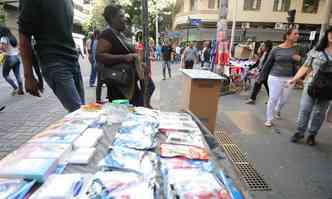 Ambulantes vendem seus produtos na esquina das ruas So Paulo com Carijs: hoje, eles comeam a ser avisados sobre a deciso da prefeitura(foto: Leandro Couri/EM/DA Press)